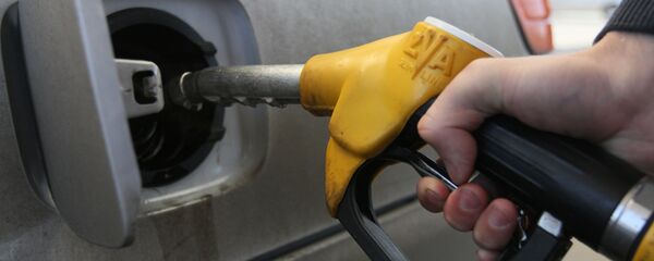 Заправка машины на одной из автозаправочных станций - Sputnik Узбекистан