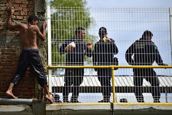 Мигрант из Гондураса возле пограничного моста между Гватемалой и Мексикой. - Sputnik Узбекистан