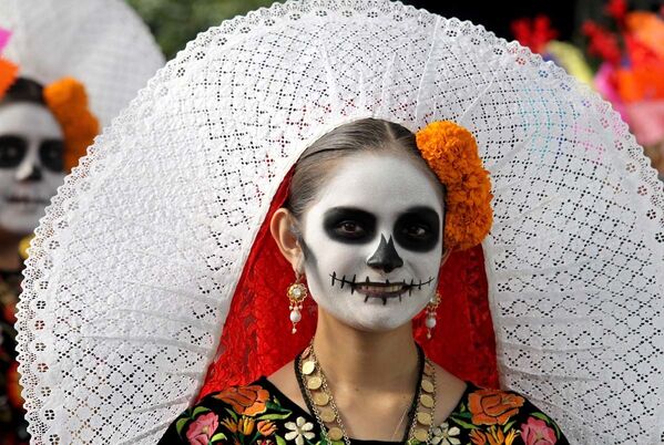 В преддверии Дня мертвых в Мехико состоялся карнавал Катрин - Sputnik Узбекистан