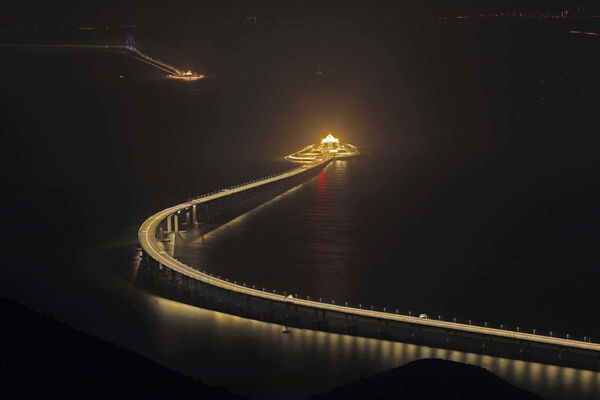 На юге Китая открыли самый длинный в мире морской мост. Он связал Гонконг, Макао и город Чжухай провинции Гуандун. - Sputnik Узбекистан