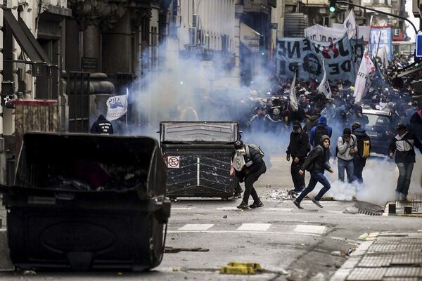 Столкновение демонстрантов с полицией в Буэнос-Айресе. - Sputnik Узбекистан