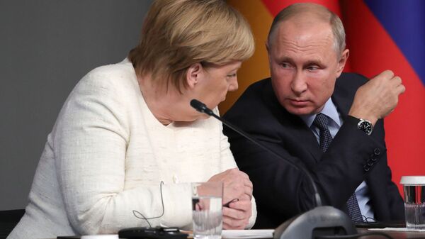Prezident RF Vladimir Putin i federalniy kansler FRG Angela Merkel  - Sputnik O‘zbekiston