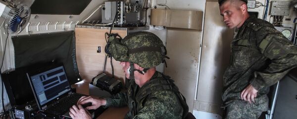 Военнослужащие в автомобиле комплекса РЭБ Военнослужащие в автомобиле комплекса РЭБ - Sputnik Узбекистан