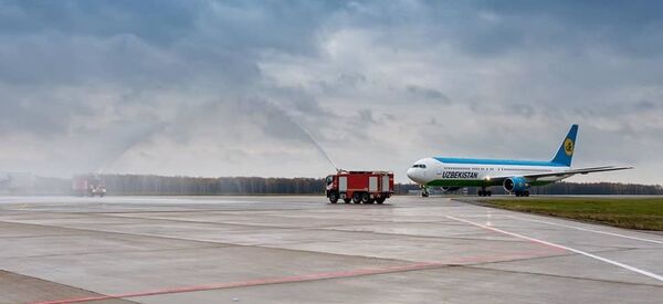 Водная арка приветствия борта Uzbekistan Airways в аэропорту Внуково - Sputnik Узбекистан