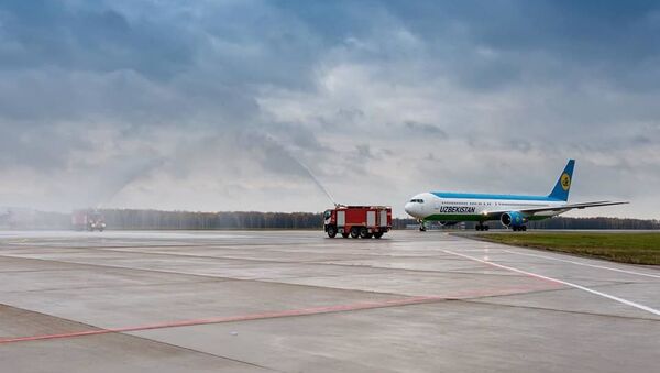 Водная арка приветствия борта Uzbekistan Airways в аэропорту Внуково - Sputnik Узбекистан