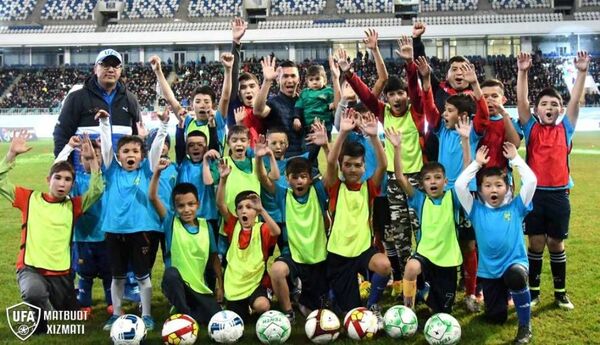 Экс-игрок сборной Испании Луис Гарсия провел мастер-класс для юных футболистов - Sputnik Узбекистан