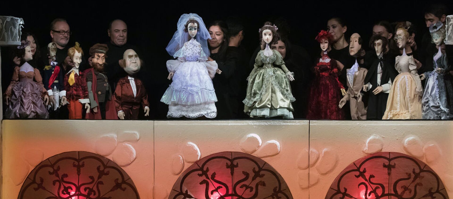 Артисты театра с куклами из спектакля Тень  - Sputnik Узбекистан, 1920, 30.10.2018
