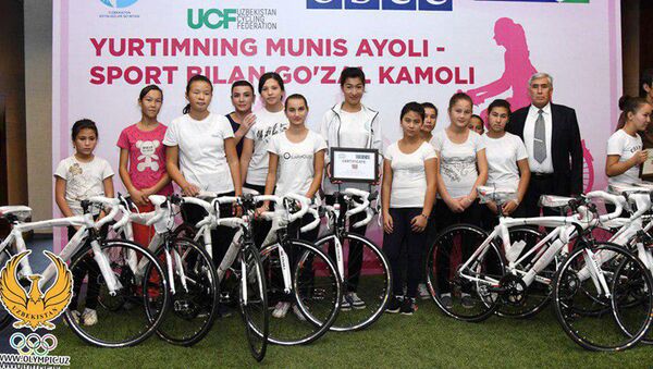 В региональные отделы федерации велоспорта Узбекистана передали 40 велосипедов - Sputnik Узбекистан