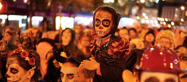 Парад по случаю праздника Хэллоуин в Нью-Йорке Парад по случаю праздника Хэллоуин в Нью-Йорке - Sputnik Ўзбекистон