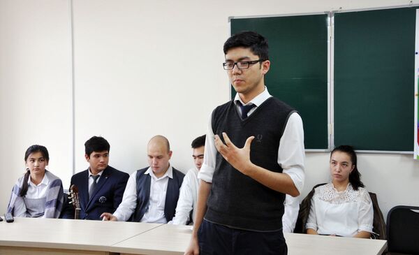 Культуру - в массы: что ташкентские студенты устроили на 200-летие Тургенева - Sputnik Узбекистан