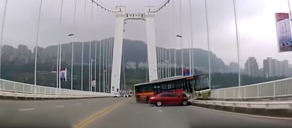 Автобус вылетел на встречную полосу - Sputnik Узбекистан