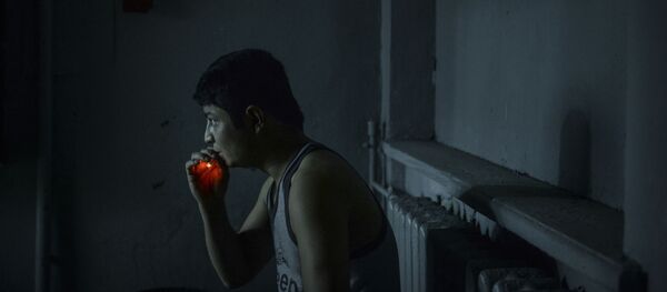 Иностранный рабочий курит Иностранный рабочий курит - Sputnik Ўзбекистон