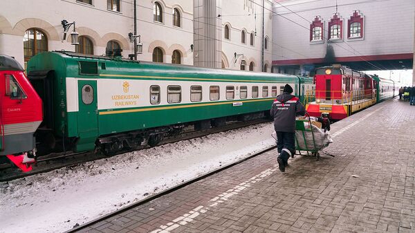 Поезд из Узбекистана на железнодорожном вокзале в Москве - Sputnik Узбекистан