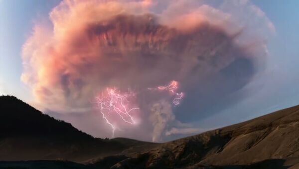 Необычное явление природы — «грязная гроза» — было снято на видео в чилийской Патагонии - Sputnik Узбекистан
