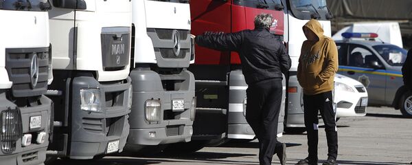 Грузовые автомобили на стоянке Грузовые автомобили на стоянке - Sputnik Узбекистан