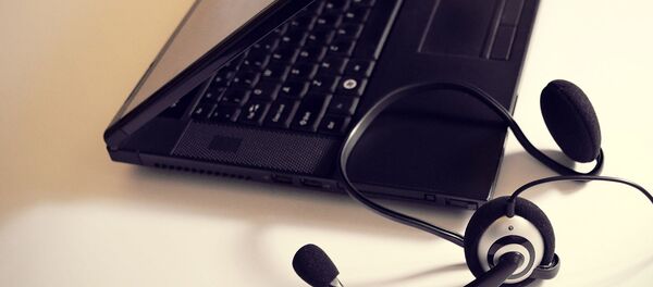 Ноутбук и наушники для пользования медиаконтентом - Sputnik Узбекистан