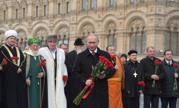 Президент РФ В. Путин возложил цветы к памятнику К. Минину и Д. Пожарскому - Sputnik Узбекистан