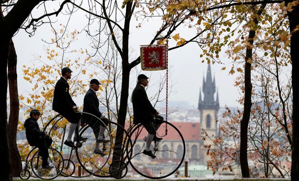 Участники в исторических костюмах на велосипедах во время ежегодной гонки пенни фартинг в Праге, Чешская Республика. 3 ноября 2018 года - Sputnik Узбекистан