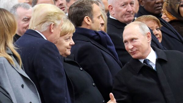 Президент РФ Владимир Путин на мемориальной церемонии у Триумфальной арки в Париже по случаю 100-летия окончания Первой мировой войны - Sputnik Узбекистан