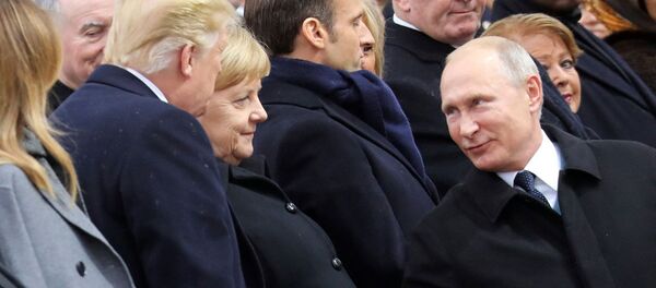 Президент РФ Владимир Путин на мемориальной церемонии у Триумфальной арки в Париже по случаю 100-летия окончания Первой мировой войны Президент РФ Владимир Путин на мемориальной церемонии у Триумфальной арки в Париже по случаю 100-летия окончания Первой мировой войны - Sputnik Узбекистан