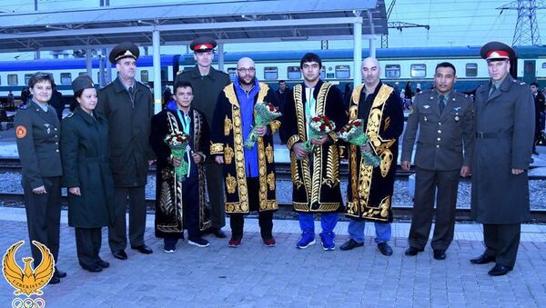 Сборная Узбекистана по тяжелой атлетике вернулась с ЧМ - Sputnik Узбекистан