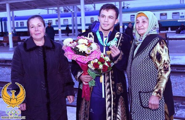 Узбекский тяжелоатлет удивил всех на чемпионате мира - Sputnik Узбекистан