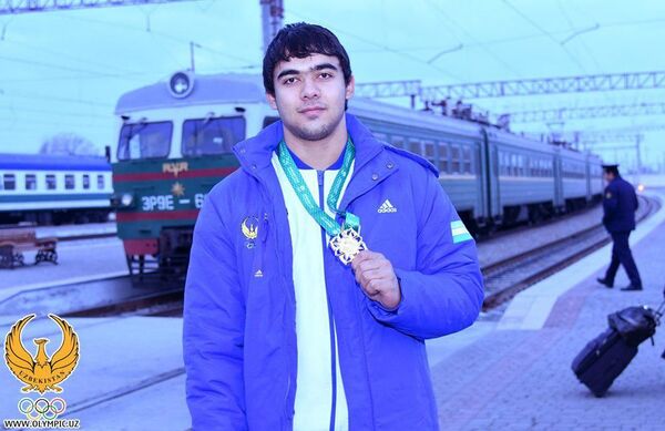 Узбекский тяжелоатлет удивил всех на чемпионате мира - Sputnik Узбекистан