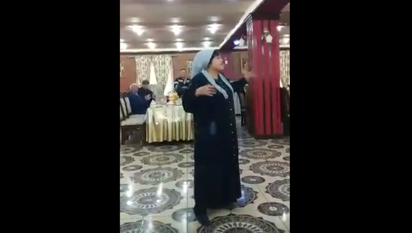 Невероятно выразительный танец узбекистанки покорил Интеренет - Sputnik Узбекистан