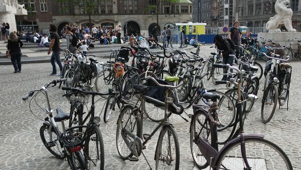 Стоянка велосипедов на одной из улиц Амстердама. - Sputnik Узбекистан