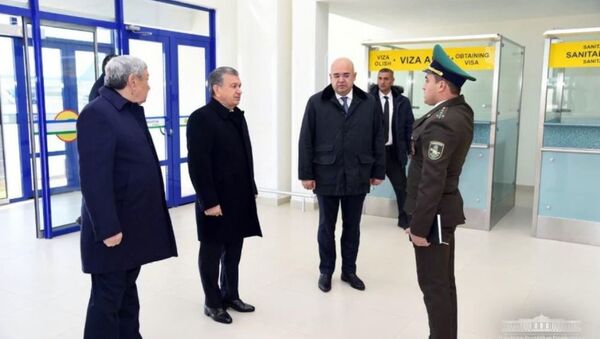 Shavkat Mirziyoyev osmotrel aeroport v Nukuse - Sputnik Oʻzbekiston