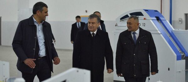 Шавкат Мирзиёев посетил новое производство в Каракалпакстане - Sputnik Узбекистан
