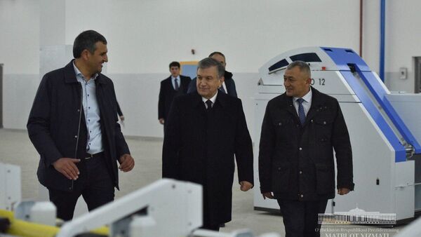 Шавкат Мирзиёев посетил новое производство в Каракалпакстане - Sputnik Узбекистан
