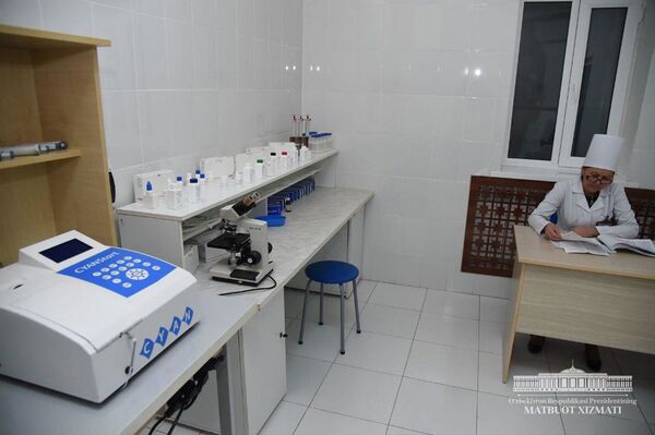 Шавкат Мирзиёев во время визита в Каракалпакстан оказался в поликлинике Шавкат Мирзиёев во время визита в Каракалпакстан оказался в поликлинике - Sputnik Узбекистан