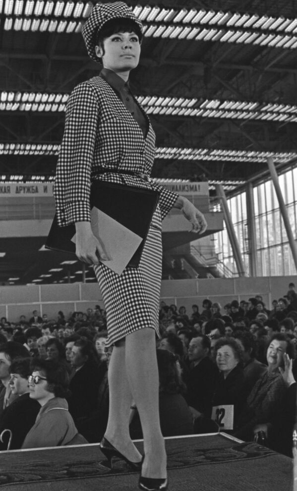 Демонстрация моделей одежды. Москва, 1964 год - Sputnik Узбекистан