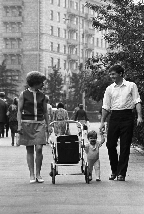 Семья на прогулке. Москва, 1973 год - Sputnik Узбекистан