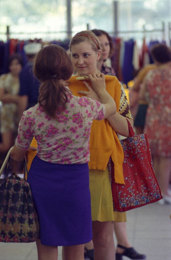 Покупатели в магазине Трикотаж. Москва, 1975 год - Sputnik Узбекистан