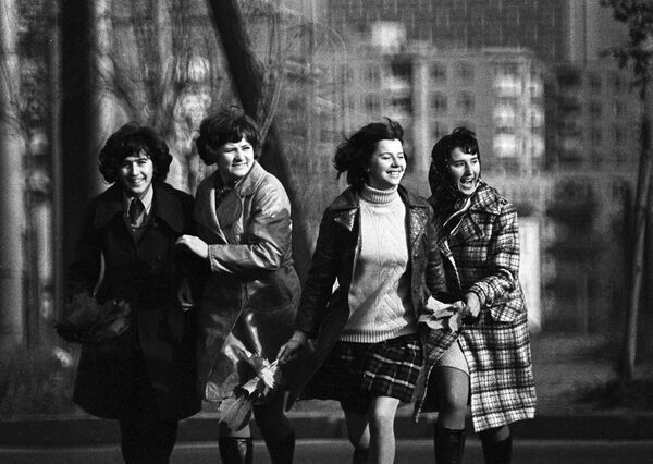 Девушки на улице в Минске, Белорусская ССР, 1974 год - Sputnik Узбекистан