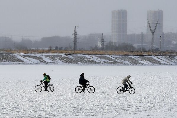Люди гуляют на льду замерзшего водохранилища Новосибирской ГЭС.  - Sputnik Узбекистан