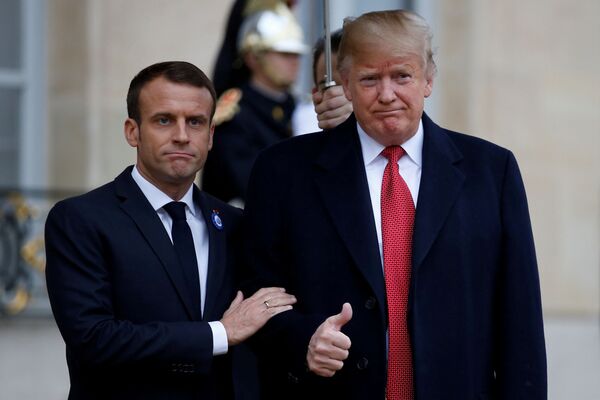 Президенты Франции и США Эммануэль Макрон и Дональд Трамп в Париже, Франция. - Sputnik Узбекистан