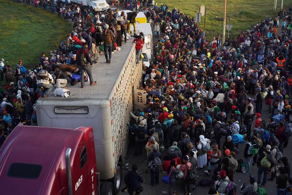Караван из тысяч мигрантов, движущийся в Соединенные Штаты Америки, Мексика. - Sputnik Узбекистан