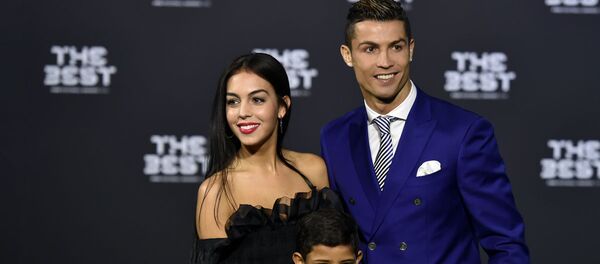 Криштиану Роналду , Джорджина Родригес и его сын Криштиану Роналду-младший - Sputnik Ўзбекистон