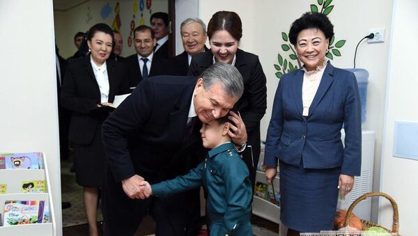 Шавкат Мирзиёев посетил семейную поликлинику и детский сад в махалле Кумбуз овул города Нукуса - Sputnik Узбекистан