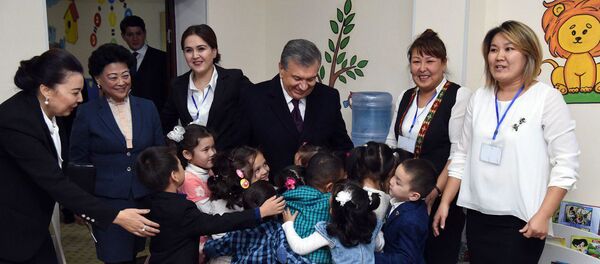 Шавкат Мирзиёев посетил семейную поликлинику и детский сад в махалле Кумбуз овул города Нукуса - Sputnik Узбекистан