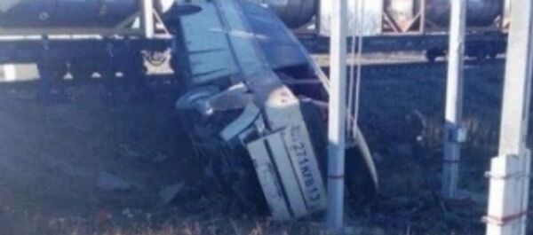 Поезд протаранил автобус в Саратовской области – погибли узбекистанцы   - Sputnik Узбекистан