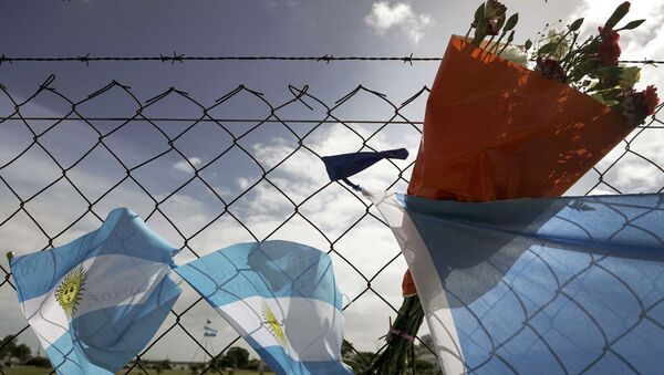 Цветы в память о погибших военнослужащих ВМС Аргентины - Sputnik Узбекистан