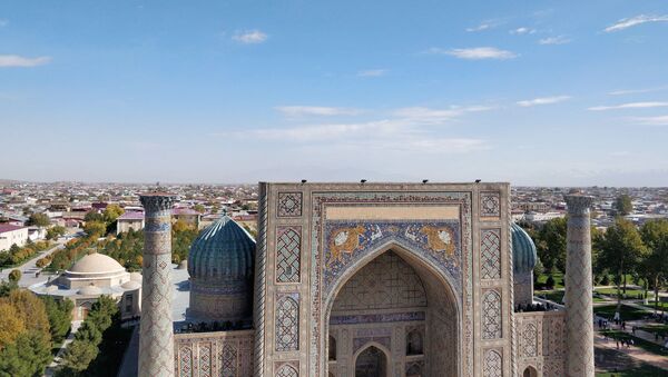 Вид на Самарканд с 34-метрового минарета медресе Мирзо Улугбека на площади Регистан, Самарканд  - Sputnik Узбекистан