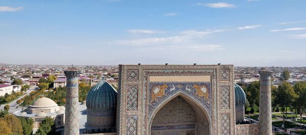 Вид на Самарканд с 34-метрового минарета медресе Мирзо Улугбека на площади Регистан, Самарканд  - Sputnik Узбекистан